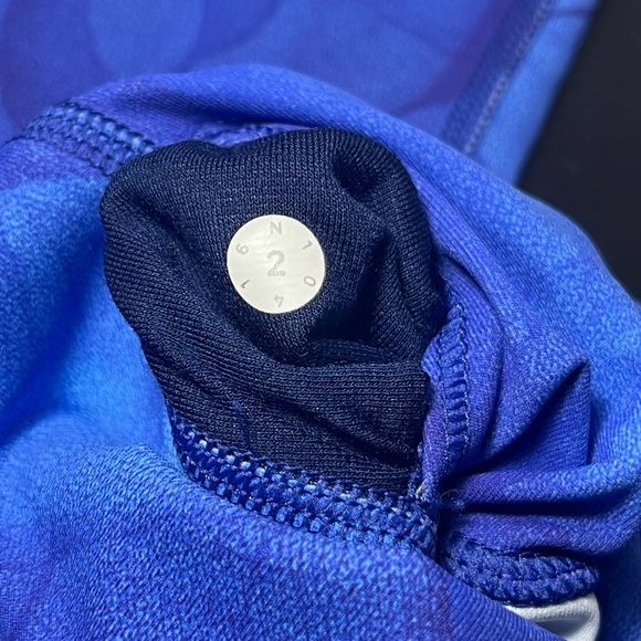 lululemon leggings in midnight tulle multi 💙 - Picture 3 of 3